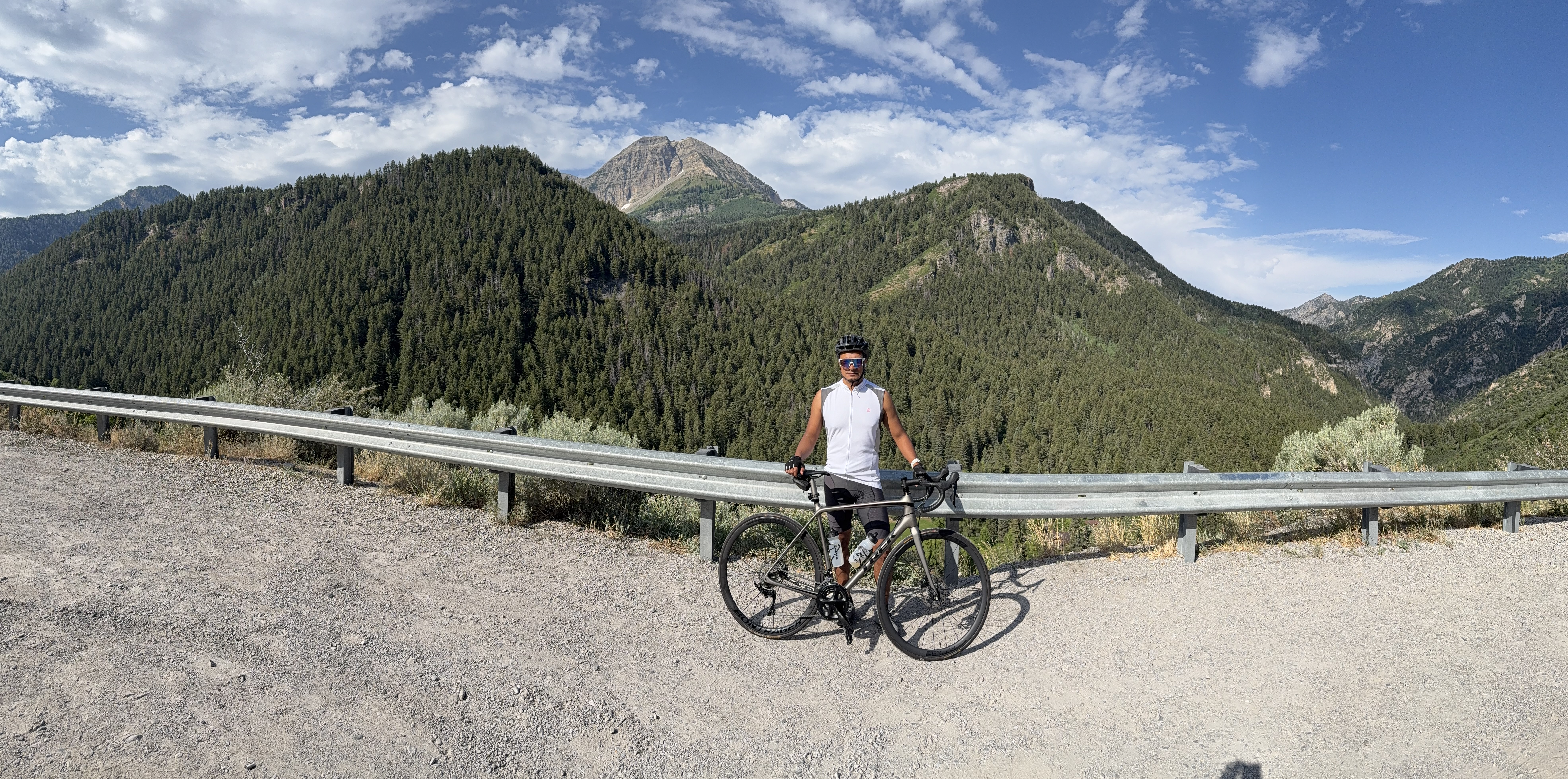 Brigam Barrientos en bici de ruta, montañas de Utah